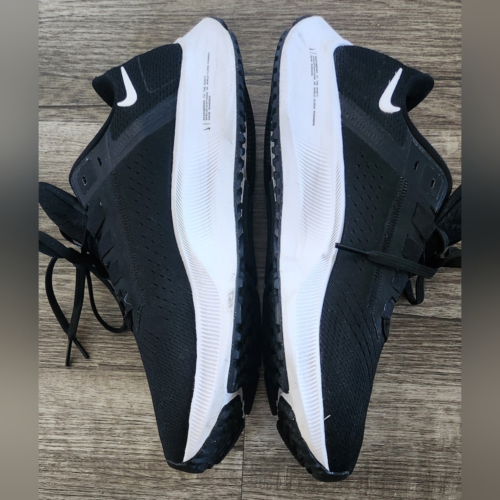 **EXCELLENT** Nike Air Zoom Pegasus 38 Sz 9.5 Black White Flyknit $120 Retail - Picture 7 of 9